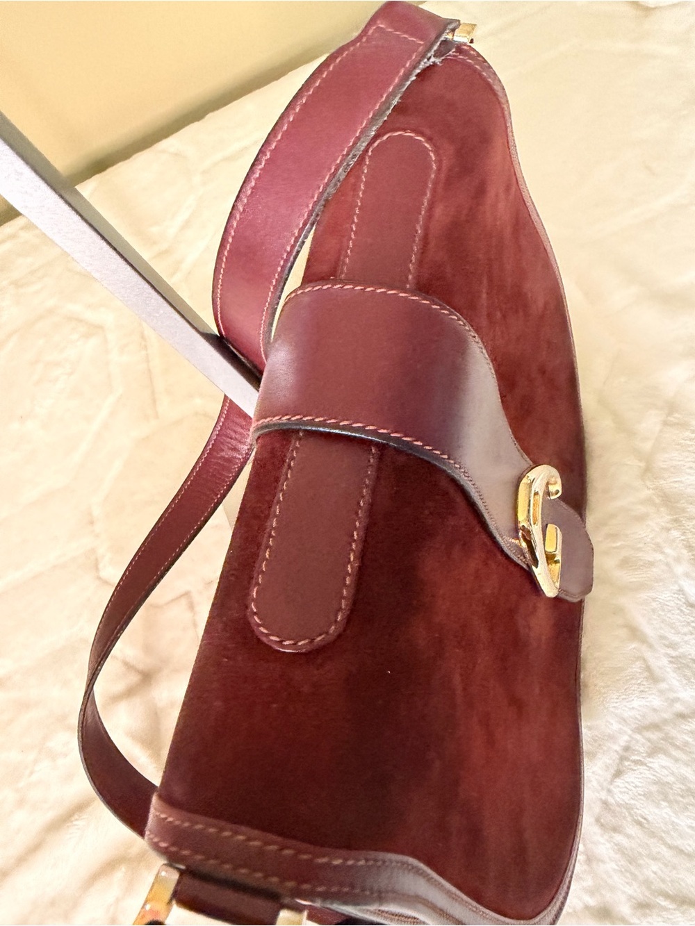 Gucci vintage Burgundy Suede Saddle Shoulder Bag with Gold Hardware - Picture 5 of 16